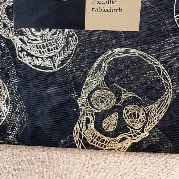 🆕Sheer Gold/Silver Metallic Printed Skulls Reversible Tablecloth - Picture 11 of 13